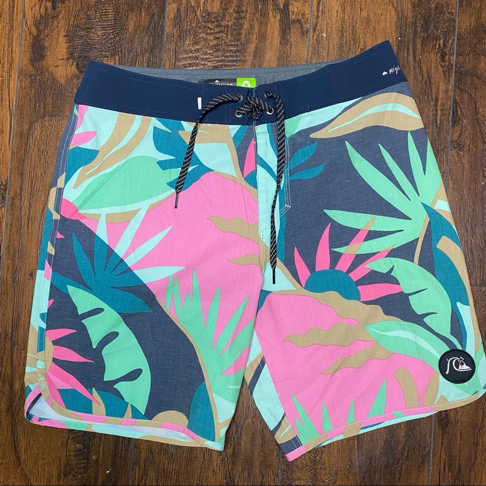 QUIKSILVER SCALLOP BOARDSHORTS size 32 Outseam 18” Perfect condition stretch EUC